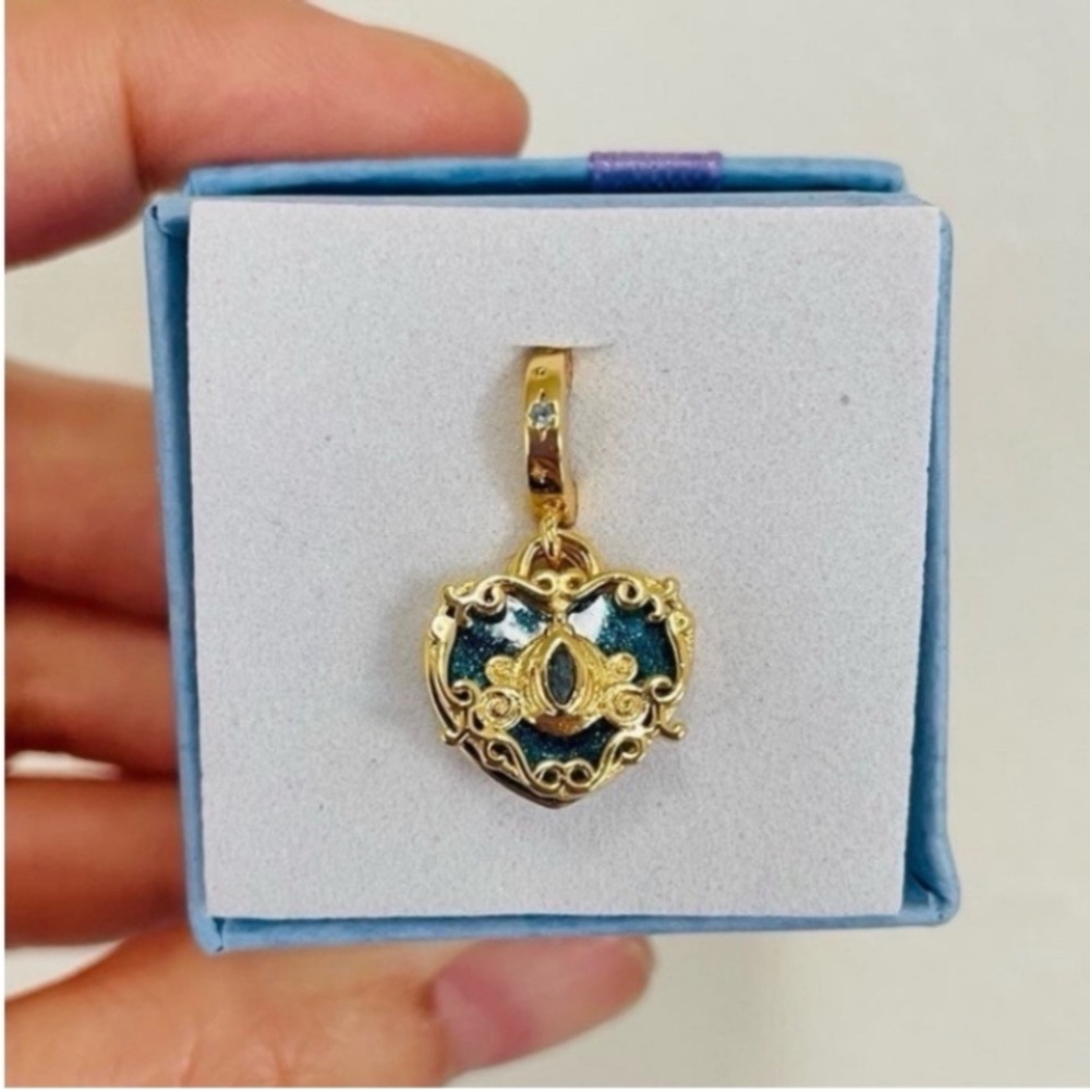 Disney Cinderella carriage heart charm gold crystal rhinestones - Picture 4 of 5